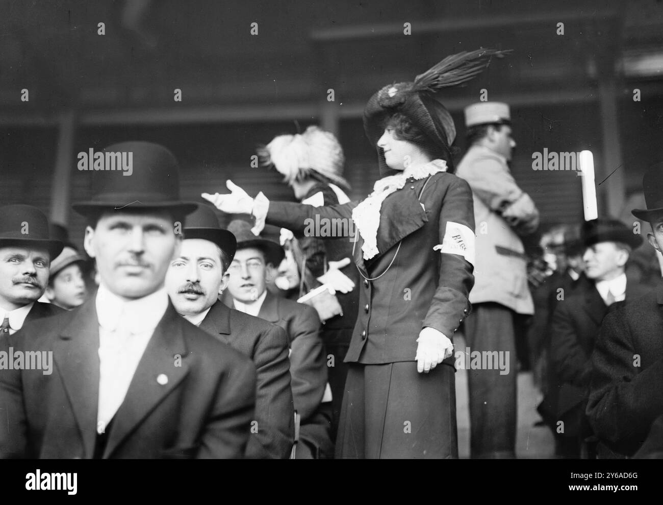 Chorus Girl collectant de l'argent au jeu TITANIC, photo montre la foule au match de baseball pour collecter de l'argent pour les survivants de la catastrophe du RMS Titanic, Polo Grounds, New York City., 1912 avril 21, Glass Negative, 1 négatif : verre ; ou plus petit. Banque D'Images