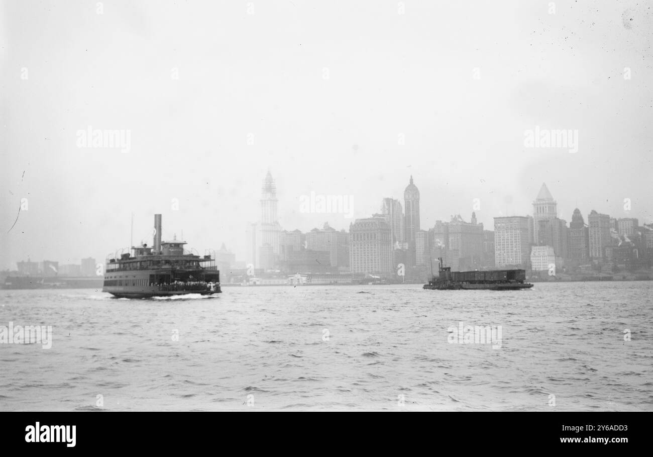 Skyline - N.Y.C. : Woolworth Bldg., Singer Bldg., Bankers Trust Bldg., photos montrant Lower Manhattan, New York City, avec ferry au premier plan. Les bâtiments identifiés comprennent (à partir de la gauche) : Woolworth Building (avec la tour presque achevée), Hudson terminal, West Street Building, City Investing Tower, Singer Building, U.S. Realty and Trinity Buildings, United States Express Company, Bankers Trust Tower et 47 West Street Building., 1912 ?, N.Y.C, négatifs en verre, 1 négatif : verre; 5 x 7 pouces ou plus petit. Banque D'Images