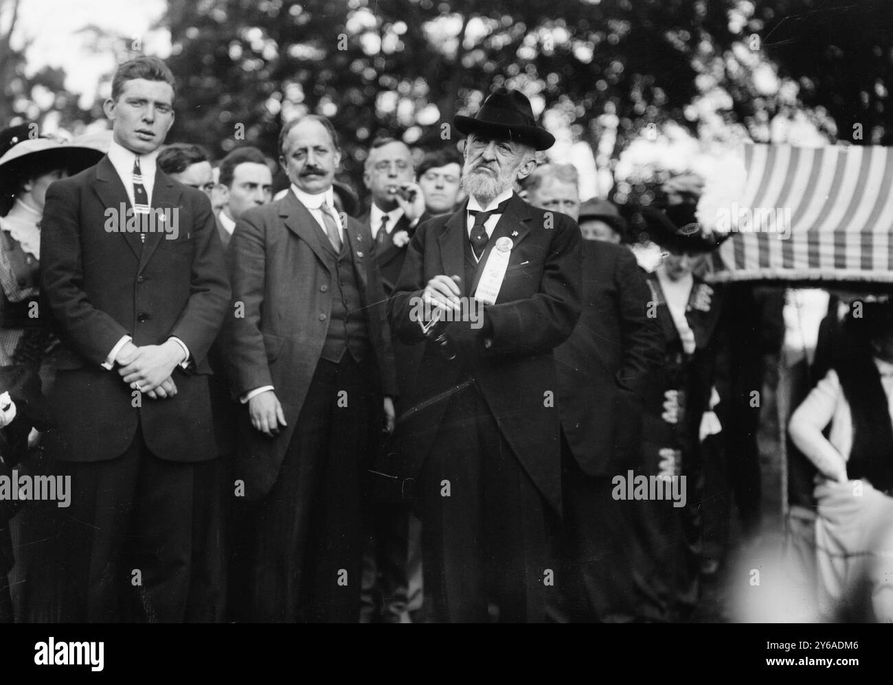 Straus, L.L. bonheur, O. Straus, photos montre Lucien Laurent bonheur (né en 1864) et Oscar Straus (1850-1926), candidat du Bull Moose Party au poste de gouverneur de New York en 1912 ; chez le politicien William Bourke Cockran (1854-1923), Port Washington, long Island, État de New York, 1912 septembre 28, négatifs en verre, 1 négatif : verre ; ou plus petit. Banque D'Images