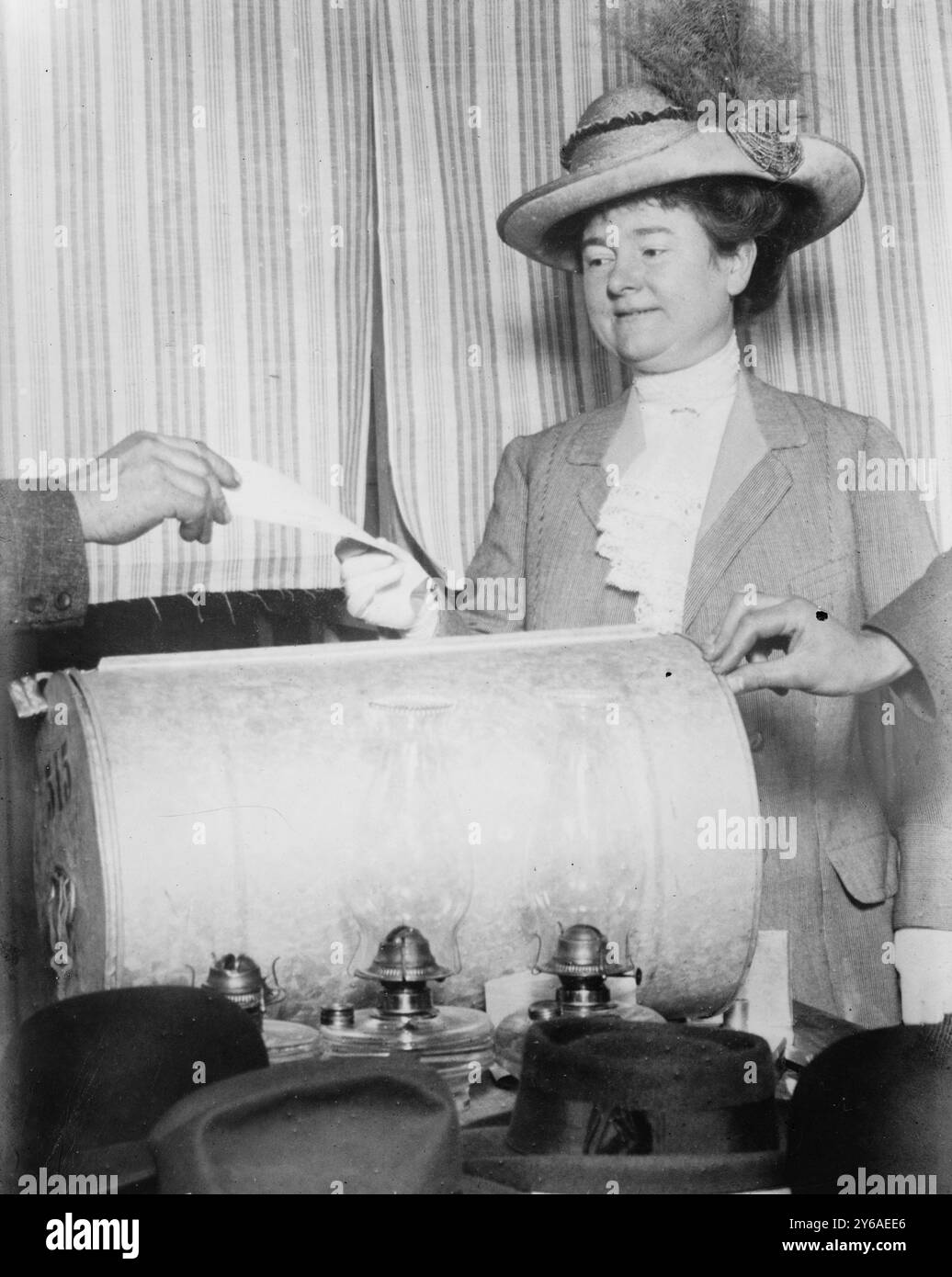 MRS Jas. Ralph, c'est-à-dire Rolph, Jr., Voting, photos montre Annie Marshall Reid Rolph, épouse de James Rolph, qui a été élu maire de San Francisco en 1911. Il a pris ses fonctions en 1912 et a servi jusqu'en 1931. La Californie a adopté le suffrage féminin en 1911, mais la photo a peut-être été prise plus tard., 1911 ou plus tard, négatifs en verre, 1 négatif : verre ; 5 x 7 po. ou plus petit. Banque D'Images