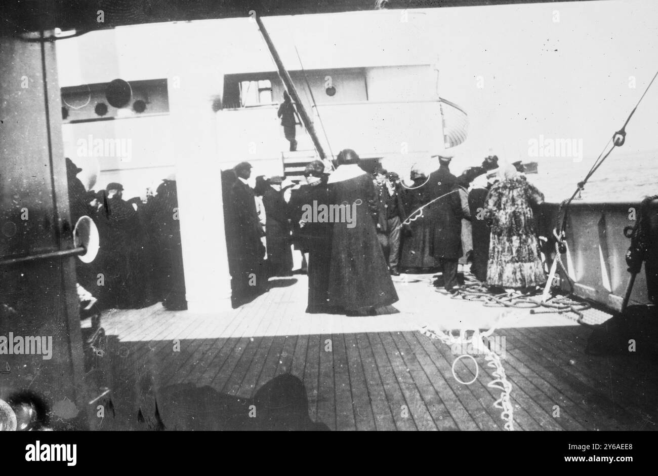 Survivants du TITANIC sur LA CARPATHIE, photo liée à la catastrophe du RMS TITANIC, qui a frappé un iceberg en avril 1912 et a coulé, tuant plus de 1 500 personnes., 1912 avril, négatifs en verre, 1 négatif : verre ; 5 x 7 po. ou plus petit. Banque D'Images