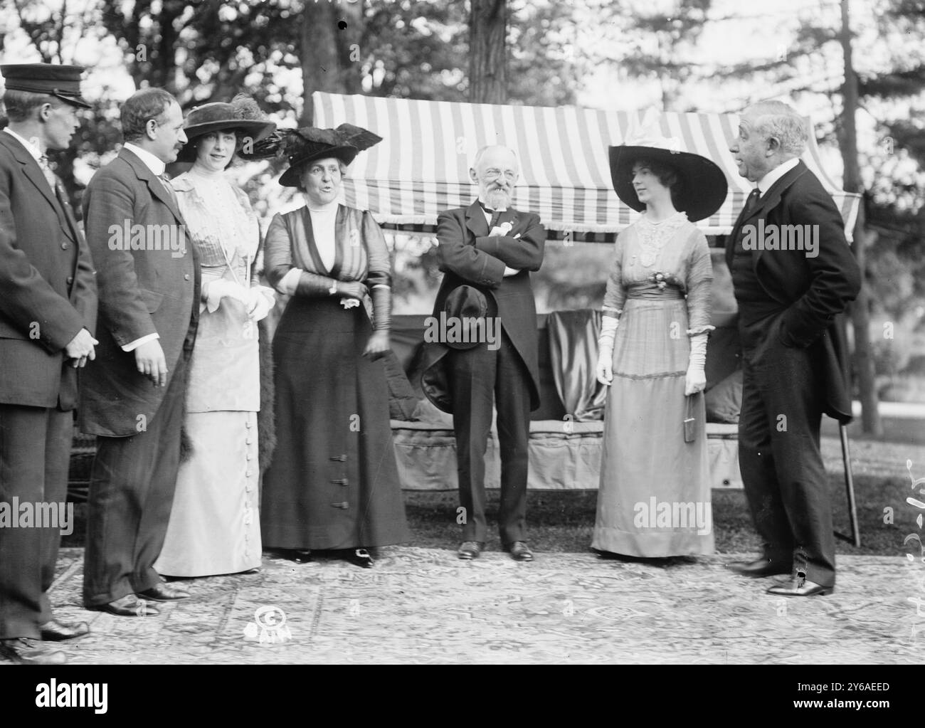 MRS B. Cochran i.e. Cockran, MRS Oscar Straus, Oscar Straus, MRS T. Roosevelt Jr., B. Cochran i.e. Cockran, photo shows Lucien Laurent bonheur (né en 1864) (extrême gauche), Oscar Straus (1850-1926), candidat du Bull Moose Party au poste de gouverneur de New York en 1912 ; et Eleanor B. Roosevelt. L'événement a eu lieu dans la maison de campagne du politicien William Bourke Cockran (1854-1923), Port Washington, long Island, État de New York, 1912 septembre 28, Roosevelt, Eleanor Butler, 1889-1960, négatifs en verre, 1 négatif : verre; 5 x 7 pouces ou plus petit. Banque D'Images