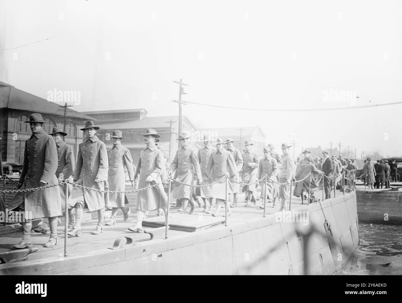 Marines - League Isl'd., photo montre des Marines américains se mobilisant à League Island, Philadelphia Naval Shipyard, PA, en février 1913, avant de se rendre à Guantanamo, Cuba, en réponse à la révolution mexicaine. (Articles du New York Times), 1913 février, League ISL, négatifs en verre, 1 négatif : verre; 5 x 7 pouces ou plus petit. Banque D'Images