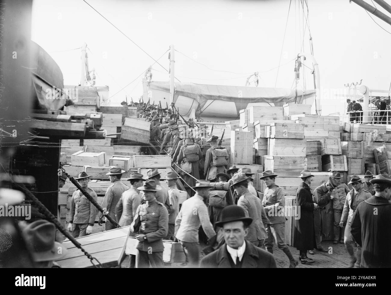 Les Marines à bord de MEADE, photo montre le navire de transport de l'armée américaine Meade avec les Marines américains se mobilisant à League Island, Philadelphia Naval Shipyard, PA, en février 1913, avant de se rendre à Guantanamo, Cuba, en réponse à la révolution mexicaine. (Articles du New York Times), 1913 février, négatifs en verre, 1 négatif : verre ; 5 x 7 po. ou plus petit. Banque D'Images