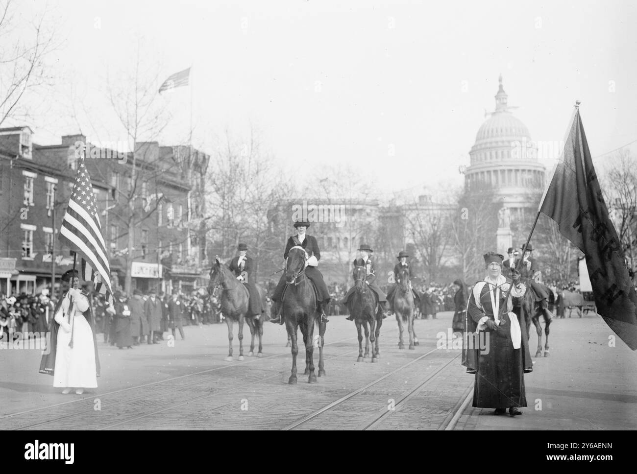 Chef de la parade du suffrage, photo montre le Grand maréchal MRS Richard Coke Burleson (au centre, à cheval) menant la marche du suffrage le 3 mars 1913., 1913 mars 13, négatifs en verre, 1 négatif : verre; 5 x 7 pouces ou plus petit. Banque D'Images