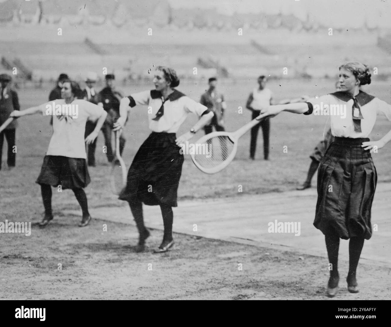 Chicago Girls à Sokol Sports, Prague, Autriche, photo montre de jeunes femmes démontrant la technique du tennis, probablement lors du 6e Sokol Slet (festival de gymnastique) qui s'est tenu en 1912 à Prague (alors partie de l'Empire austro-hongrois, maintenant situé en République tchèque)., 1912, négatifs en verre, 1 négatif : verre ; 5 x 7 po. ou plus petit. Banque D'Images