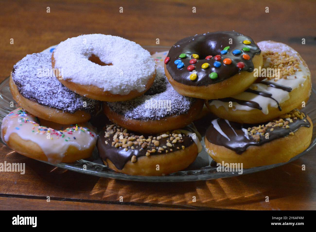 beignets sur plateau en verre, beignets à vendre Banque D'Images