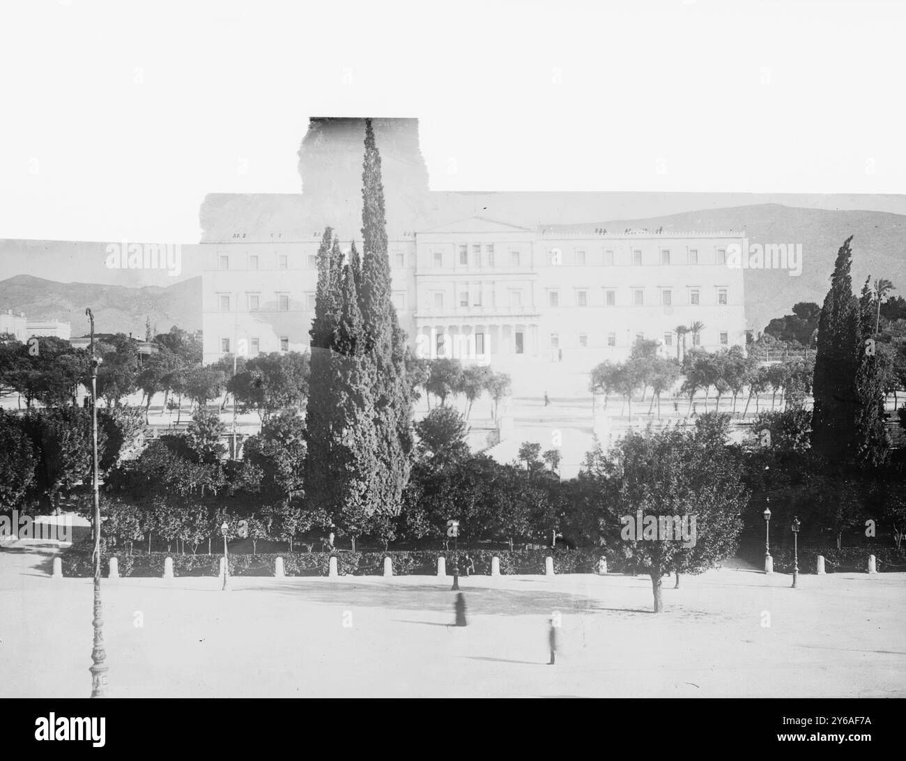 Palais, Athènes, photo montrant le bâtiment du Parlement grec sur la place Syntagma (constitutionnelle). Le bâtiment était à l'origine un palais pour la famille royale grecque jusqu'en 1924., entre environ 1910 et environ 1915, Athènes, négatifs en verre, 1 négatif : verre ; 5 x 7 po. ou plus petit. Banque D'Images