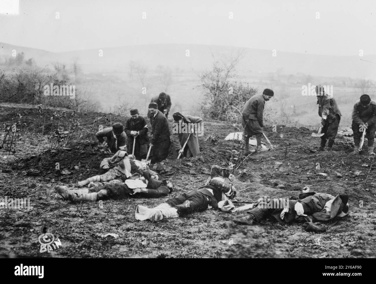 Enterrer des morts à Tchataldja #3, la photo montre des Bulgares ? Enterrer des soldats morts à Çatalca, Turquie pendant les guerres balkaniques., entre environ 1910 et environ 1915, négatifs en verre, 1 négatif : verre ; 5 x 7 po. ou plus petit. Banque D'Images