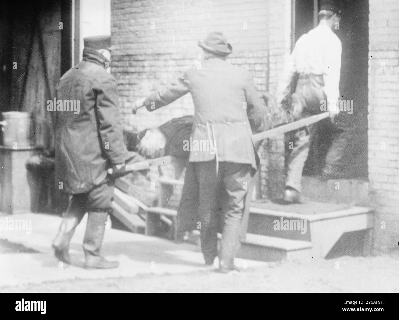 Victimes de Dynamite, Balto., photo montre des victimes de l'Alum Chine, un navire britannique qui a explosé le 7 mars 1913, près de Baltimore., 1913 mars, Balto, négatifs en verre, 1 négatif : verre ; ou plus petit. Banque D'Images