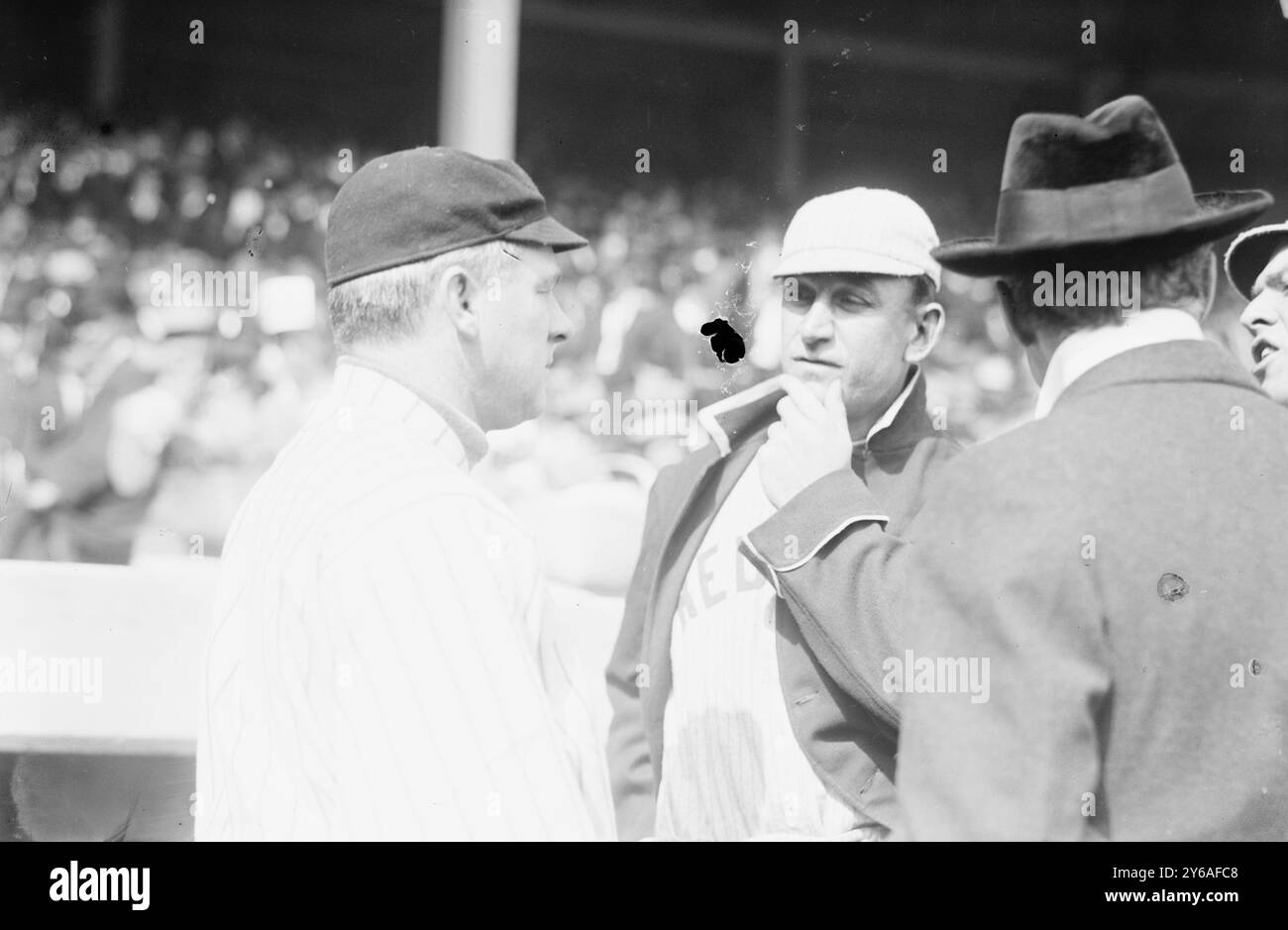 John McGraw (New York NL) à gauche, parlant à Jake Stahl (Boston Al) avant un match des World Series 1912 au Polo Grounds, NY, octobre 1912 (baseball), octobre 1912, Glass Negative, 1 négatif : verre ; ou plus petit. Banque D'Images