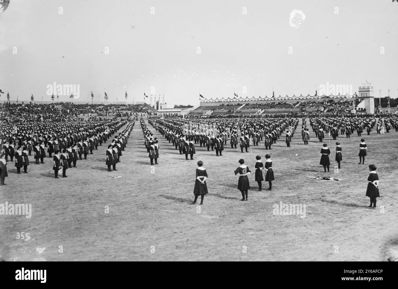 Turn-Fest., Prague, photo montre de jeunes femmes en formation, probablement lors du 6e Sokol Slet (festival de gymnastique) qui s'est tenu en 1912 à Prague (qui faisait alors partie de l'Empire austro-hongrois, maintenant situé en République tchèque)., 1912 juillet 24, Prague, négatifs en verre, 1 négatif : verre; 5 x 7 pouces ou plus petit. Banque D'Images