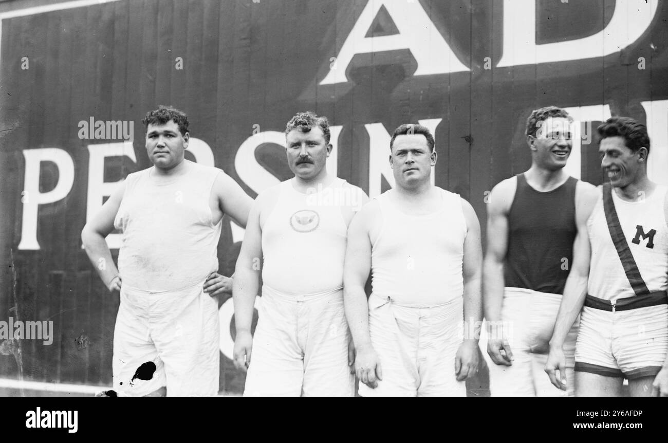 Ralph Rose, Pat McDonald, Matt Grath, Jones, Kaviatt c. à d., Kiviat, photo montre des membres de l'équipe américaine d'athlétisme aux Jeux olympiques d'été de 1912 à Stockholm, dont Ralph Waldo Rose (1884-1913), Patrick Joseph McDonald (McDonnell) (1887-1954), Matthew John McGrath (1877-1941), John Paul Jones (1890-1970) et Albert Richard 'Abel' Kiviat (1892-1991)., 1912, négatifs en verre, 1 négatif : verre ; 5 x 7 po. ou plus petit. Banque D'Images