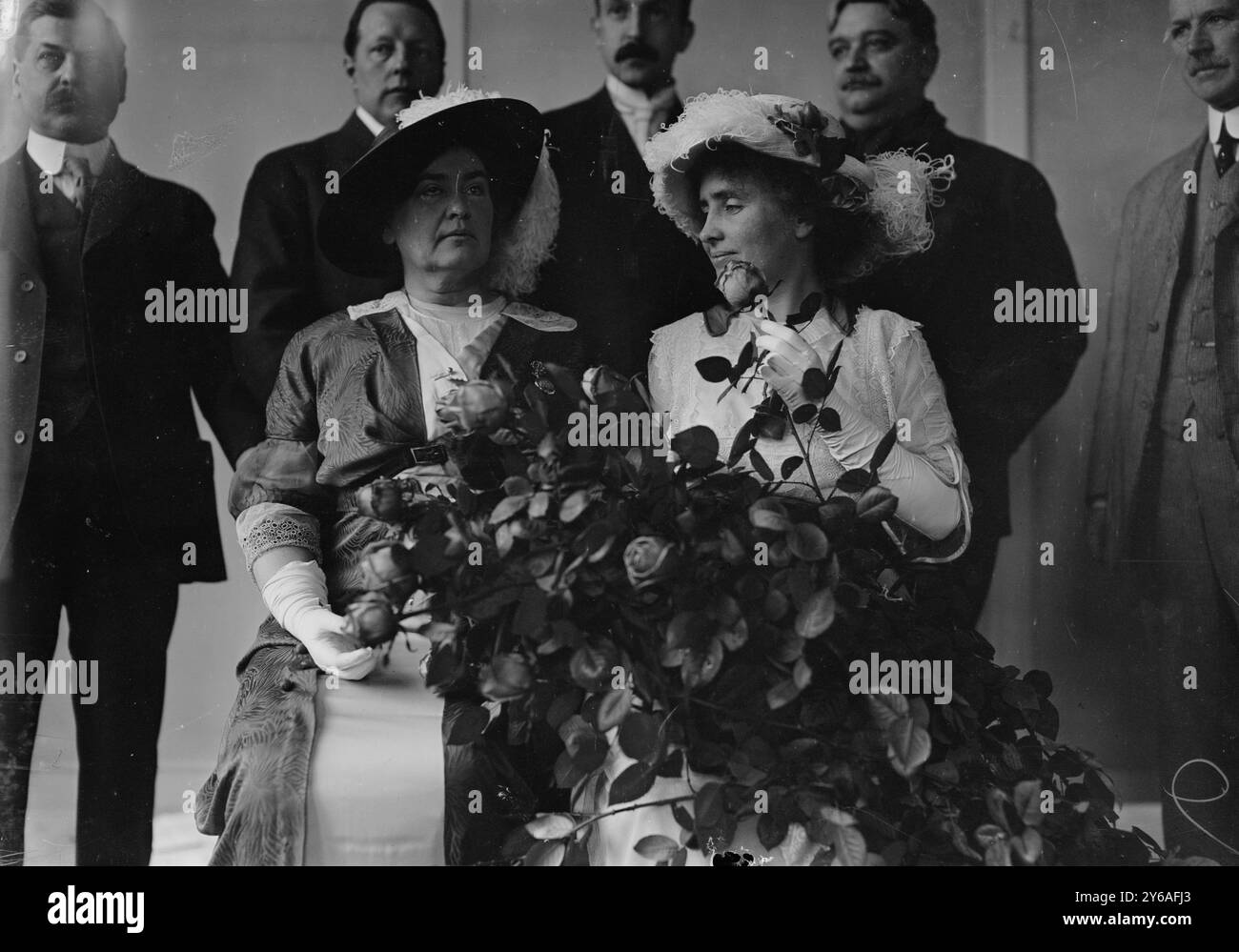 MRS Macy & Helen Keller, photos montrent Helen Keller (1880-1968) avec son professeur Anne Sullivan Macy (1866-1936) acceptant la présentation de roses à l'International Flower Show, New York City, 7 avril 1913., 1913 avril 7, négatifs en verre, 1 négatif : verre ; ou plus petit. Banque D'Images