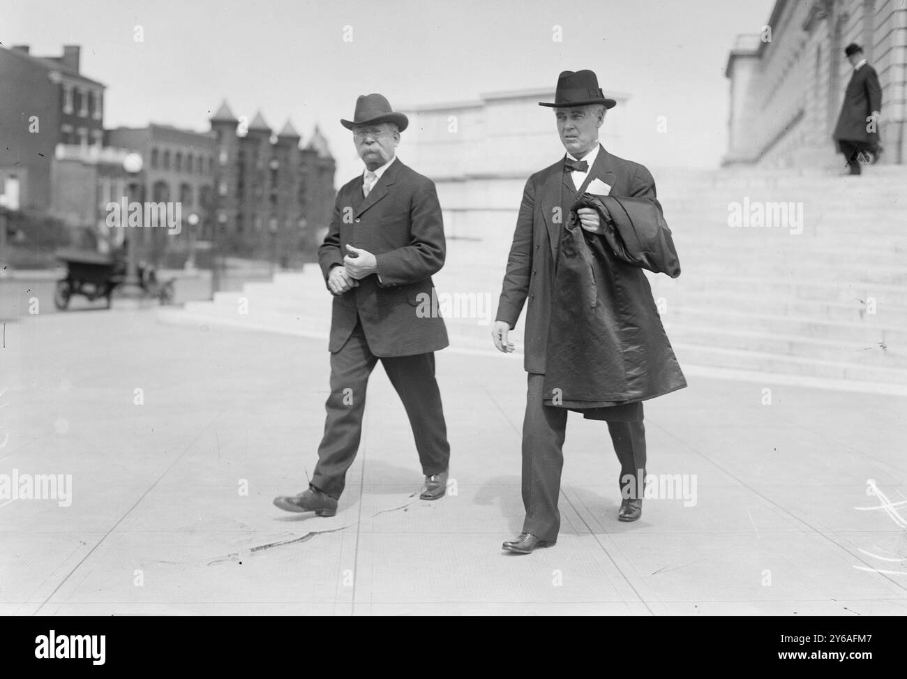 C.A. Culberson, Talimentés, photo montrant le sénateur Charles Allen Culberson (1855-1925) du Texas sortant du Russell Senator Office Building, Washington, D.C. entre environ 1910 et environ 1915, négatifs en verre, 1 négatif : verre ; 5 x 7 po. ou plus petit. Banque D'Images