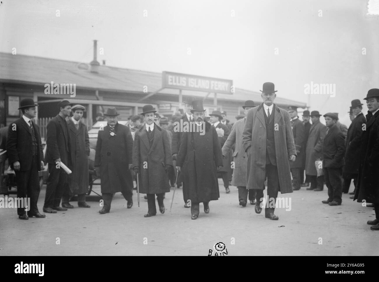 Atterrissage de Castro, photo montre Cipriano Castro, ex-président du Venezuela, débarquant à Ellis Island., 1913 janvier 10, négatifs en verre, 1 négatif : verre ; 5 x 7 po. ou plus petit. Banque D'Images