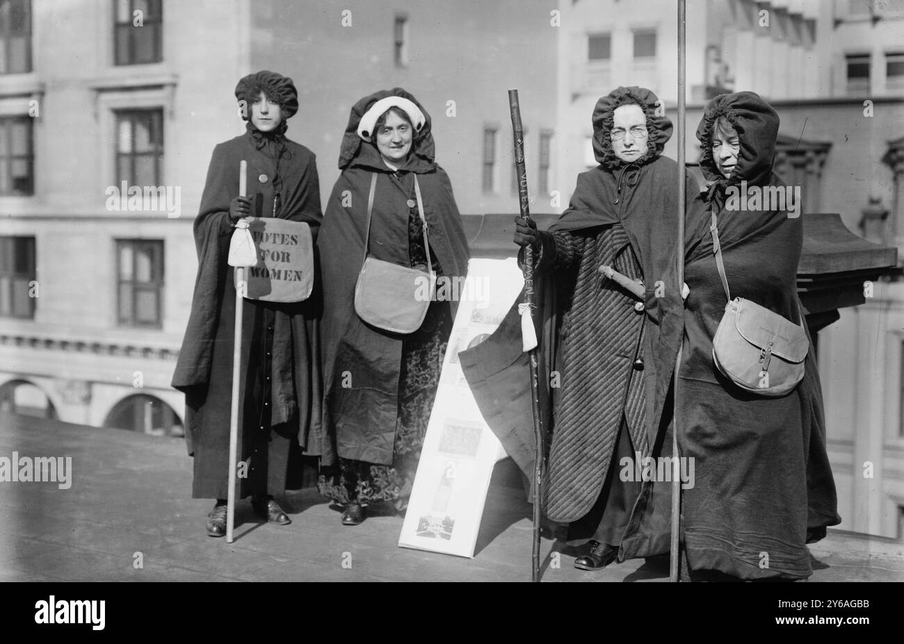 Randonneurs de Washington, photo montre des randonneurs de suffrage qui ont pris part à la randonnée du suffrage de New York à Washington, DC qui a rejoint la parade du 3 mars 1913 de la National American Woman suffrage Association., 1913 février, négatifs en verre, 1 négatif : verre ; 5 x 7 po. ou plus petit. Banque D'Images