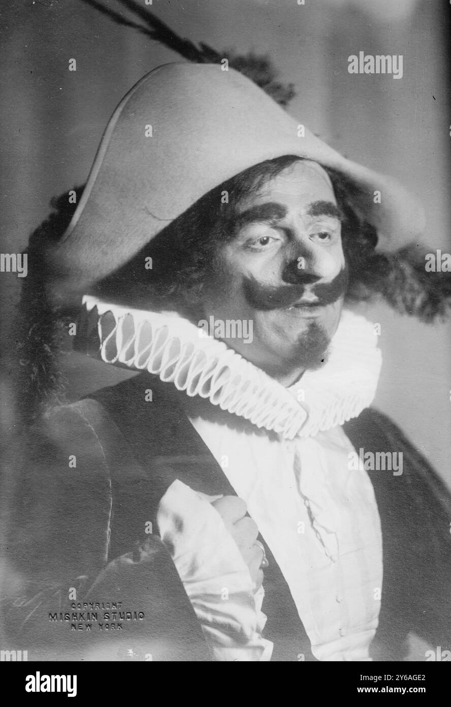 Amato comme 'Cyrano', photo montre probablement le chanteur d'opéra italien Pasquale Amato (1878-1942) qui a chanté avec le Metropolitan Opera de 1908 à 1921., entre environ 1910 et environ 1915, négatifs en verre, 1 négatif : verre ; 5 x 7 po. ou plus petit. Banque D'Images