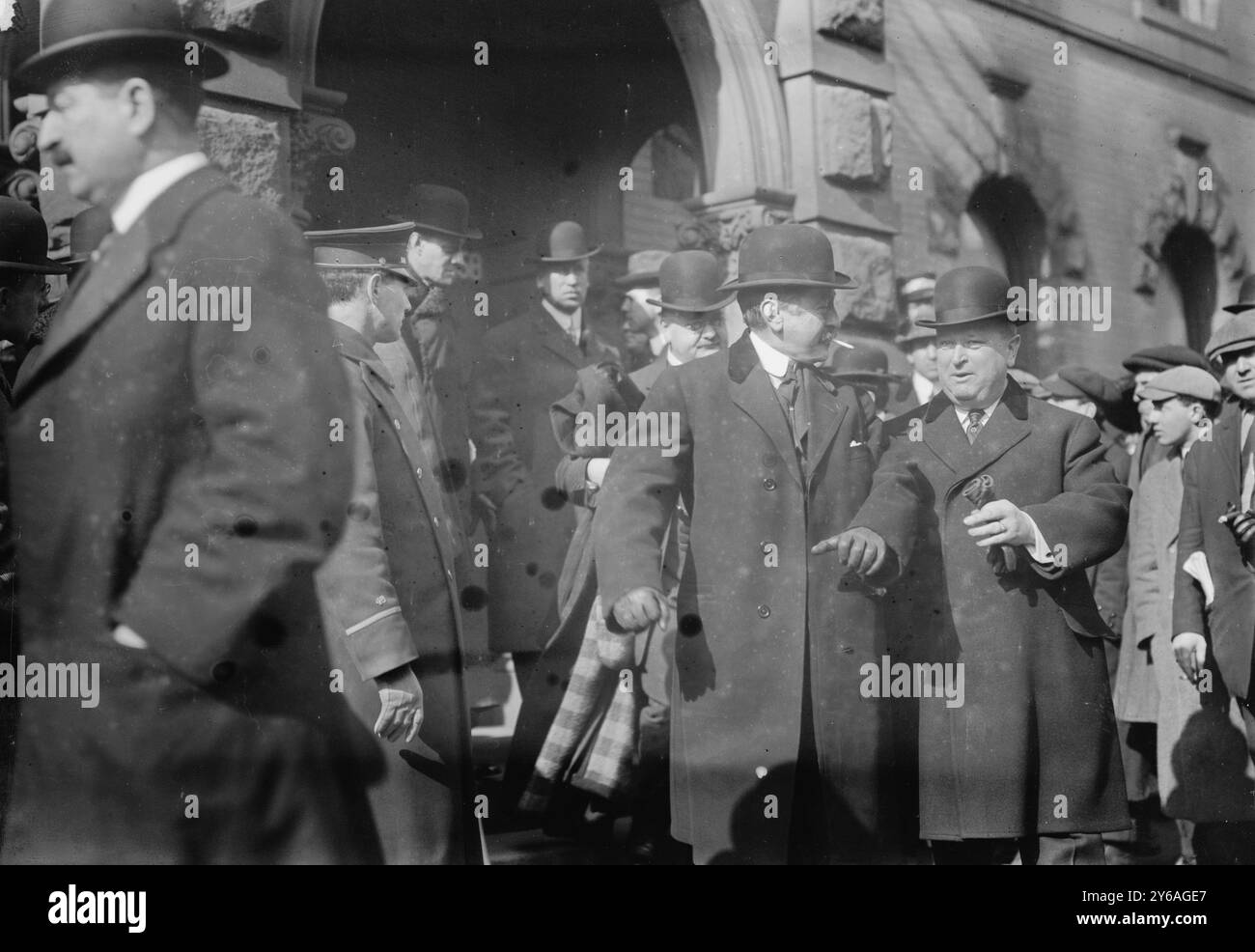 Grand jury au Capt. Walsh's, la photographie montre des membres du grand jury rassemblés devant la maison du capitaine Thomas W. Walsh du département de police de New York au 1958 Madison Avenue, New York City. Le grand jury enquêtait sur une affaire de système de greffe de police., 1913 février 13, négatifs en verre, 1 négatif : verre ; 5 x 7 po. ou plus petit. Banque D'Images