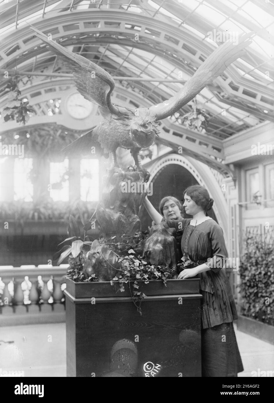 Helen Keller, photos montre Helen Keller (1880-1968) avec son professeur Anne Sullivan Macy (1866-1936) possiblement à l'International Flower Show, New York City, avril 1913., 1913 avril, verres négatifs, 1 négatif : verre ; ou plus petit. Banque D'Images
