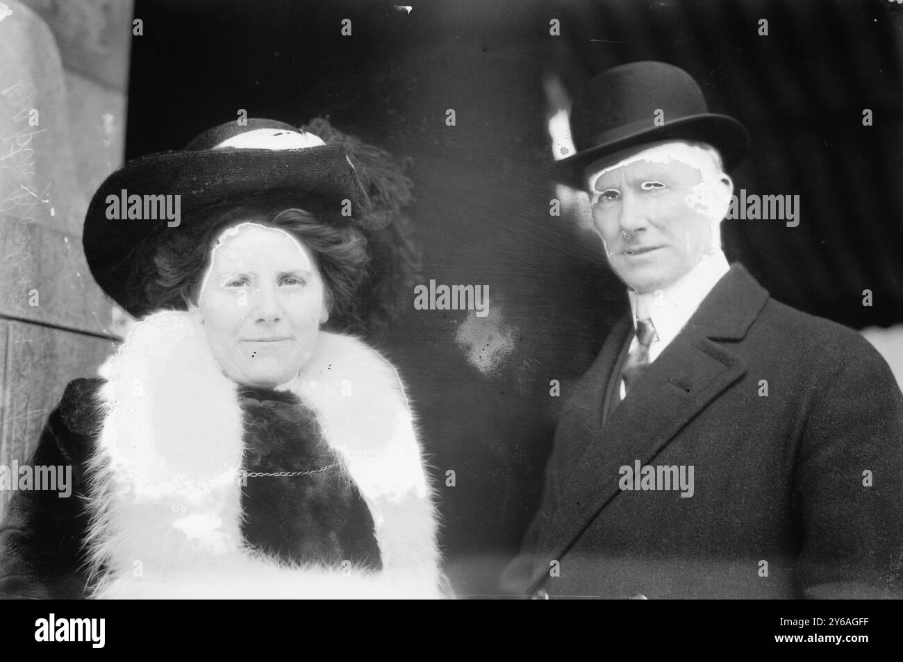Capitaine Rostron et son épouse, la photographie montre Sir Arthur Henry Rostrom (1869-1940) qui était capitaine du RMS Carpathia quand il a sauvé les survivants du RMS Titanic en 1912., entre environ 1910 et environ 1915, négatifs en verre, 1 négatif : verre ; 5 x 7 po. ou plus petit. Banque D'Images