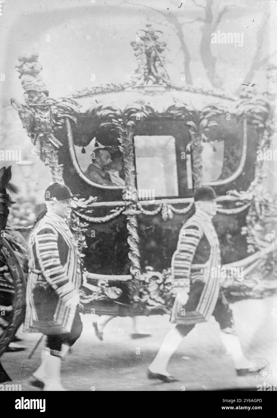 King Geo. Allant ouvrir le Parlement, photo montre le roi George V du Royaume-Uni, dans le Gold State Coach., 1913, négatifs en verre, 1 négatif : verre ; 5 x 7 po. ou plus petit. Banque D'Images