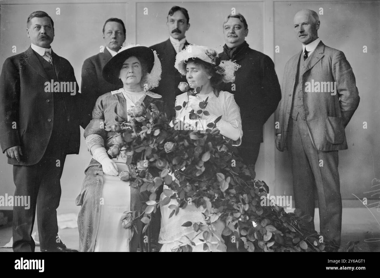 MRS Macy, Helen Keller & Committee, Flower Show, photos Shows Helen Keller (1880-1968) avec son professeur Anne Sullivan Macy (1866-1936) acceptant la présentation de roses à l'International Flower Show, New York City, 7 avril 1913., 1913 avril 7, négatifs en verre, 1 négatif : verre ; ou plus petit. Banque D'Images