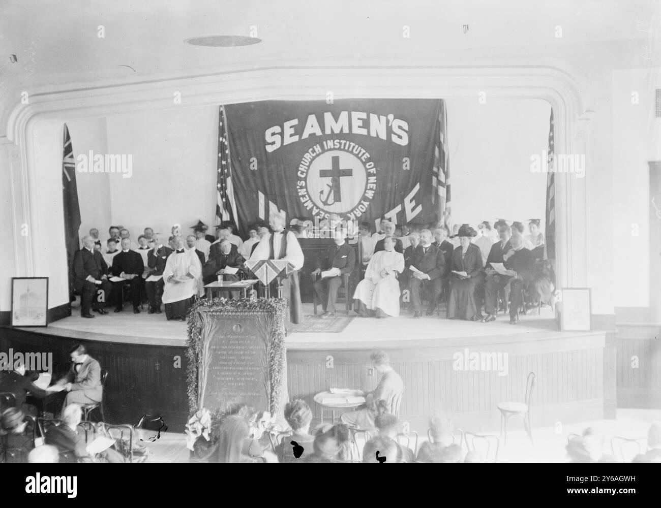 Services au Seamen's Institute - TITANIC Tablet dévoilé - Bishop Greer parlant, photo montre des services à la mémoire du Titanic au Seamen's Church Institute, New York City., entre 1912 et vers 1915, négatifs en verre, 1 négatif : verre ; 5 x 7 po. ou plus petit. Banque D'Images Services au Seamen's Institute - TITANIC Tablet dévoilé - Bishop Greer parlant, photo montre des services à la mémoire du Titanic au Seamen's Church Institute, New York City., entre 1912 et vers 1915, négatifs en verre, 1 négatif : verre ; 5 x 7 po. ou plus petit. Banque D'Images
