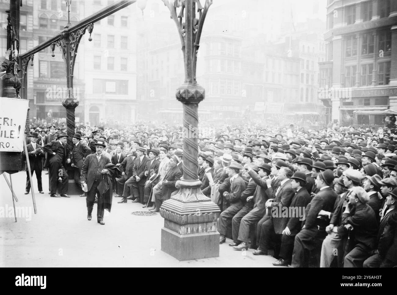 Union Square, New York. J.J. Ettor parlant à des barbiers en grève /, photo montre le leader ouvrier Joseph James Ettor (1886-1948) parlant pendant la grève des barbiers de Brooklyn de 1913, Union Square, New York City., 1913 mai 16, Union Square, New York, négatifs en verre, 1 négatif : verre ; ou plus petit. Banque D'Images