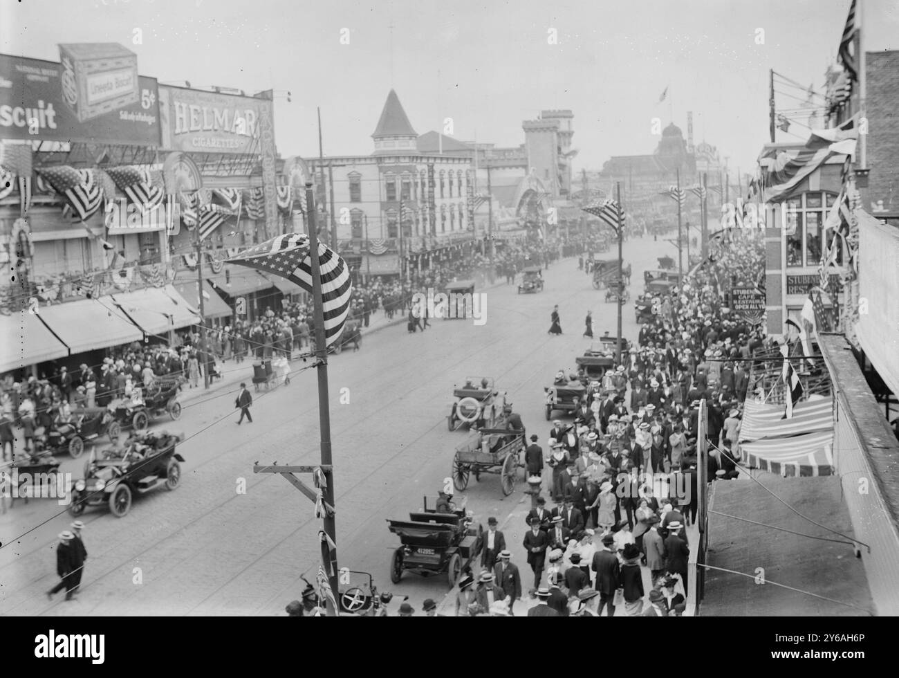 Surf Ave. - Coney Isl., entre environ 1910 et environ 1915, Coney Island, négatifs en verre, 1 négatif : verre ; 5 x 7 po. ou plus petit. Banque D'Images