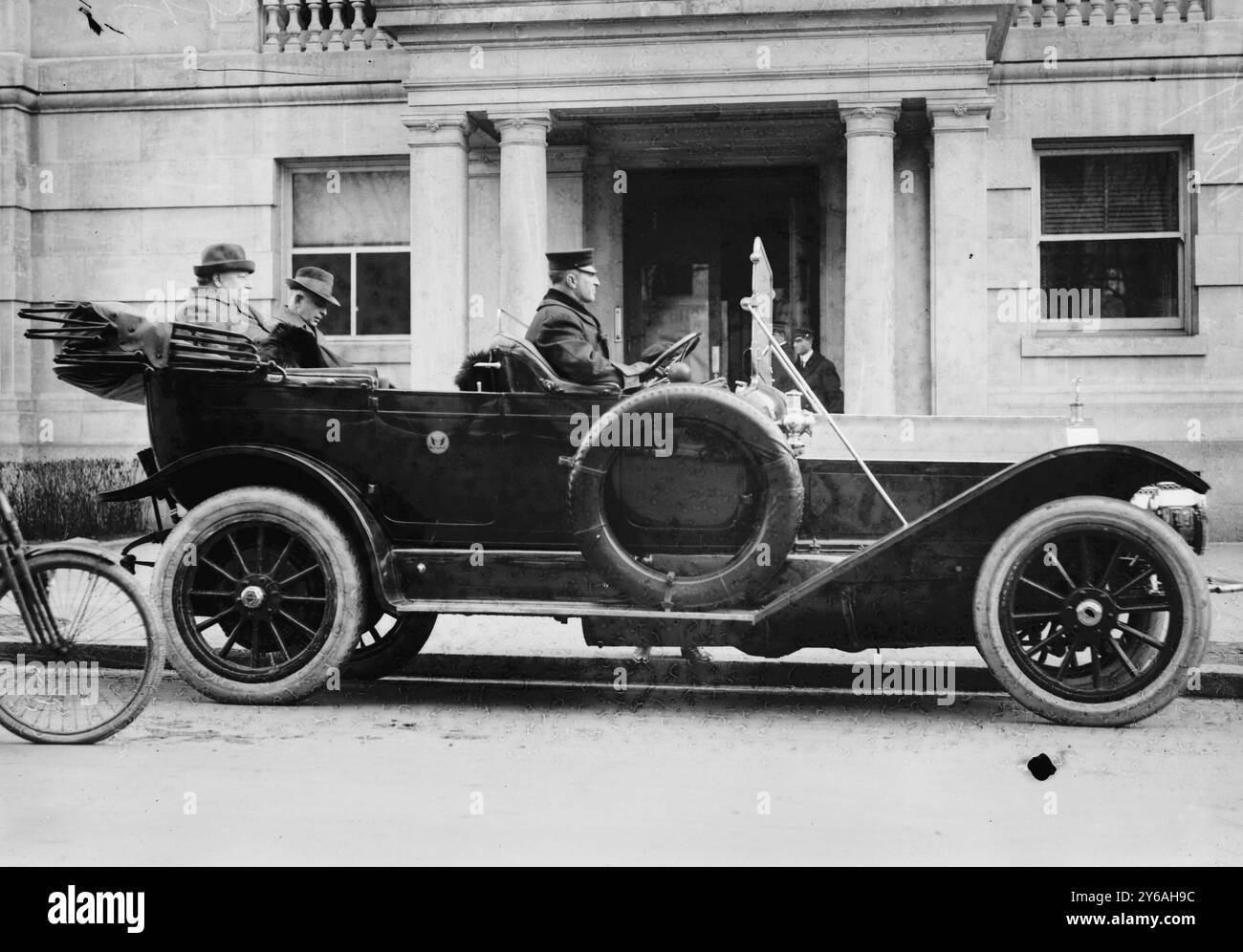 W.H. Taft, photographie montre le président William Howard Taft (1857-1930) dans une voiture présidentielle Pierce Arrow 66 A. P. Touring., entre environ 1910 et environ 1915, négatifs en verre, 1 négatif : verre ; 5 x 7 po. ou plus petit. Banque D'Images