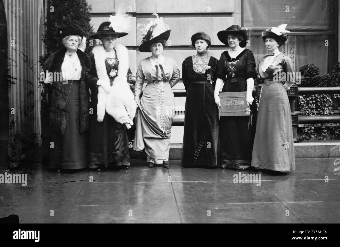 MRS J.S. Crosby, MRS Cullop, MRS S. Ayers, MRS Linthicum, MRS R.L. Henry, et Miss Hopkins, photo montre un groupe de femmes, peut-être membres du conseil d'administration de la Ligue démocratique nationale des femmes (WNDL), que MRS Crosby a fondée en 1912. Identifiée comme Nellie Fassett (MRS John Sherwin) Crosby, présidente de la WNDL ; Nettie Goodwin (MRS William A.) Cullop, régente du DAR et épouse d'un membre du Congrès ; MRS Steven Beckwith Ayres de New York, active avec la WNDL et épouse d'un membre du Congrès ; Helen A. (MRS John Charles) Linthicum de Baltimore, épouse d'un membre du Congrès ; et Louine Childers Tyler (MRS Robert Lee) Banque D'Images