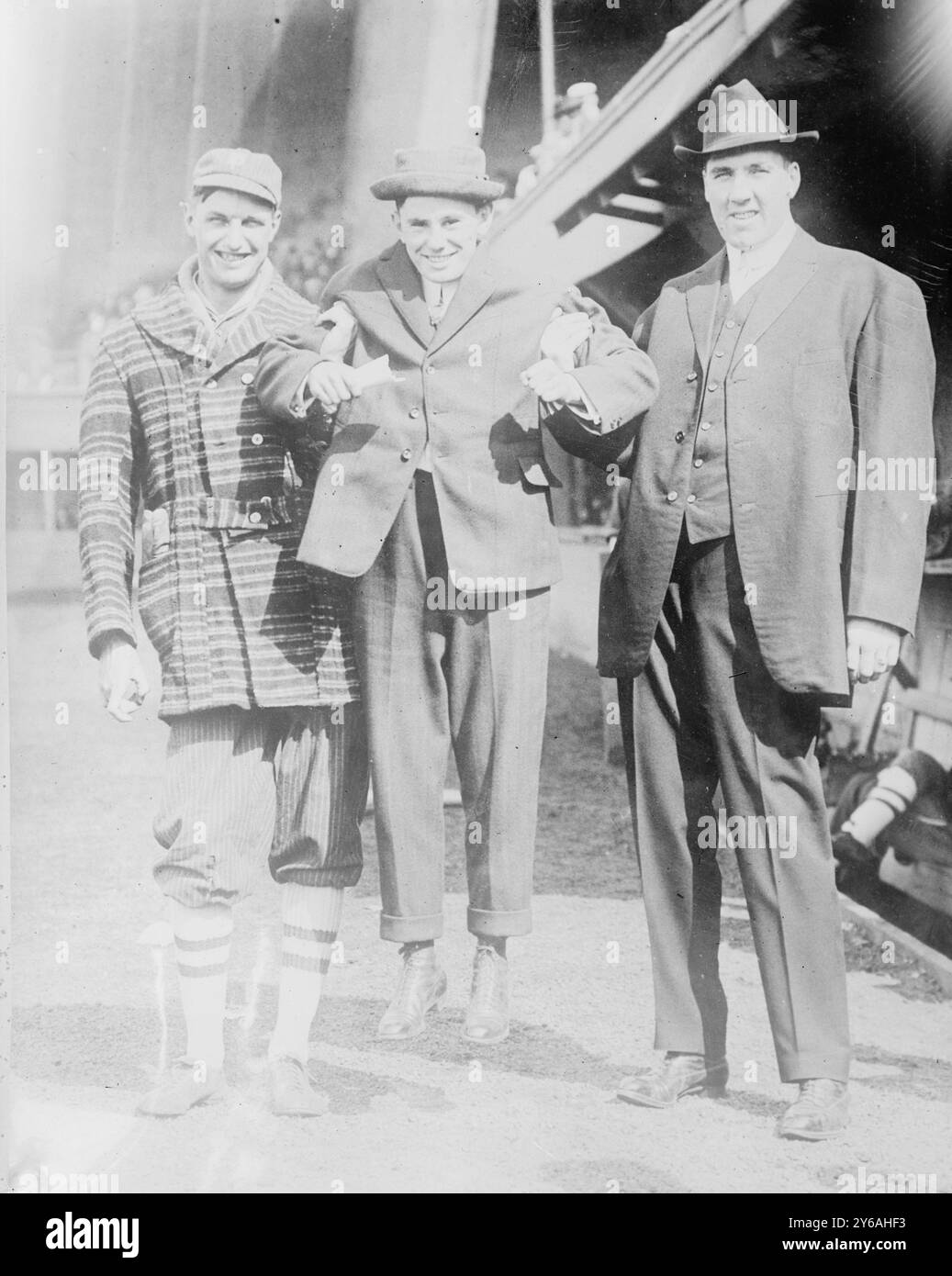 Bill James, Eddie Campi, Jess Willard, photo montre le boxeur poids-bantam Eddie Campi (1893-1918) retenu par le boxeur poids-lourd Jess Willard (1881-1968) (à droite) et Bill James (à gauche)., 1913 juin 7, négatifs en verre, 1 négatif : verre ; 5 x 7 po. ou plus petit. Banque D'Images Bill James, Eddie Campi, Jess Willard, photo montre le boxeur poids-bantam Eddie Campi (1893-1918) retenu par le boxeur poids-lourd Jess Willard (1881-1968) (à droite) et Bill James (à gauche)., 1913 juin 7, négatifs en verre, 1 négatif : verre ; 5 x 7 po. ou plus petit. Banque D'Images