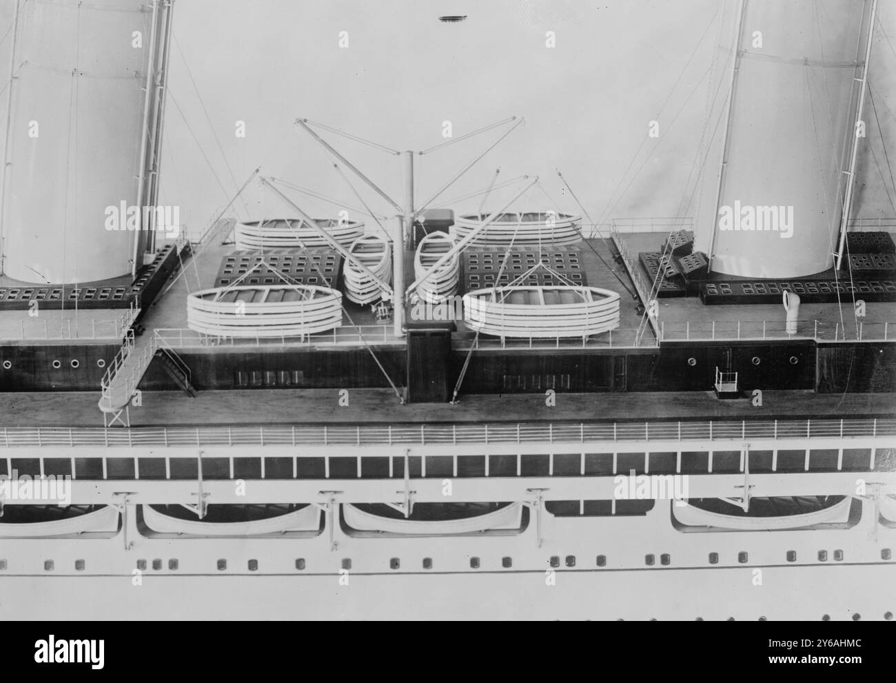 Bateau de sauvetage sur 'IMPERATOR', photo montre un modèle du S.S. Imperator, un paquebot de la Hamburg America Line., entre environ 1910 et environ 1915, négatifs en verre, 1 négatif : verre ; 5 x 7 po. ou plus petit. Banque D'Images