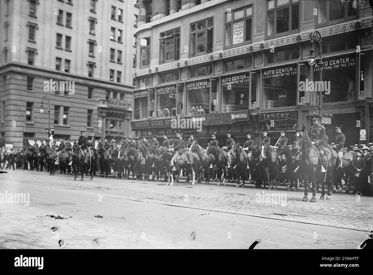 Escorte du Dr Muller, photo montre escorte du Dr Lauro Severiano Müller (1863-1926), ministre des Affaires étrangères du Brésil et ingénieur militaire qui a visité New York en juin 1913., 1913 juin, négatifs en verre, 1 négatif : verre ; 5 x 7 po. ou plus petit. Banque D'Images