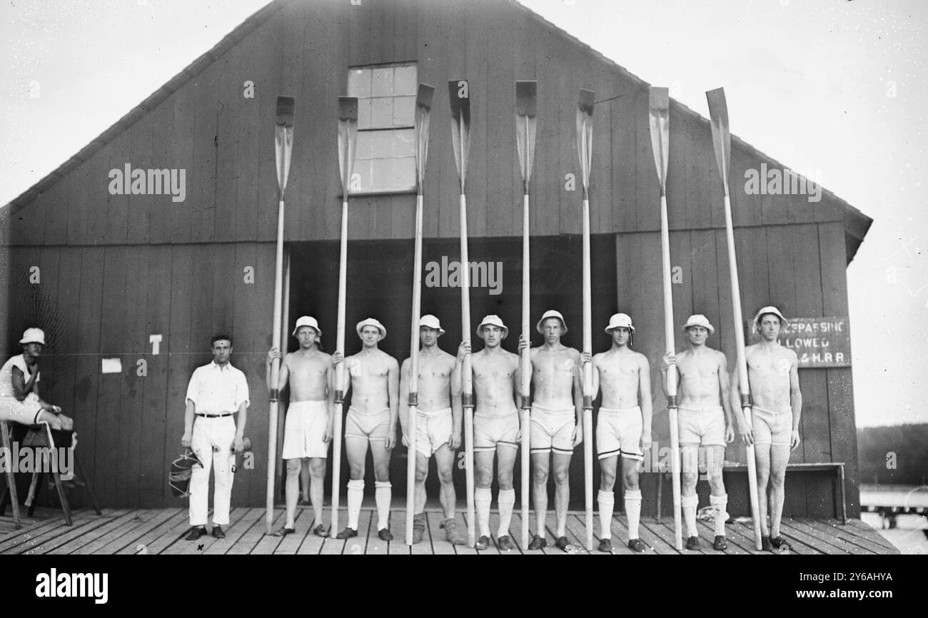 Harvard Varsity 8 (1913), la photo montre l'équipe de Harvard Crew comprenant : (debout de gauche à droite) Charles T. Abeles, Capitaine, Coxswain, '13 ; L.S. Chanler, AVC, '14 ; G.T. Stratton, '13 ; Alfred Montgomery Goodale, «13 ; G.M. McVicar, «15 ; B. Harwood, «15; E.D. Morgan, '13 ; T.H. Trumbell, '14 ; et Q. Reynolds, Bow, '14., 1913 juin 18., négatifs en verre, 1 négatif : verre; 5 x 7 pouces ou plus petit. Banque D'Images