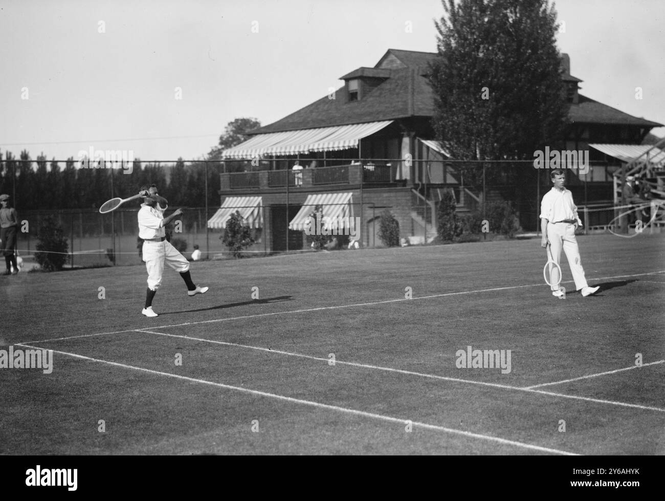 Rice et Doust, photo montrant les joueurs de tennis australiens Horace M. Rice et le capitaine Stanley N. Doust qui s'entraînent pour la Coupe Davis 1913, West Side Tennis Club, New York City., 1913 juin, négatifs en verre, 1 négatif : verre; 5 x 7 pouces ou plus petit. Banque D'Images