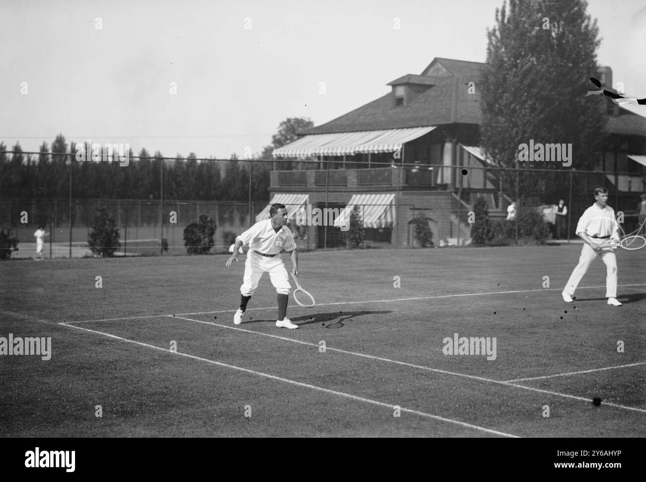 Tennis Rice and Doust, photo montrant les joueurs de tennis australiens Horace M. Rice et le capitaine Stanley N. Doust qui s'entraînent pour la Coupe Davis 1913, West Side Tennis Club, New York City., 1913 juin, négatifs en verre, 1 négatif : verre; 5 x 7 pouces ou plus petit. Banque D'Images