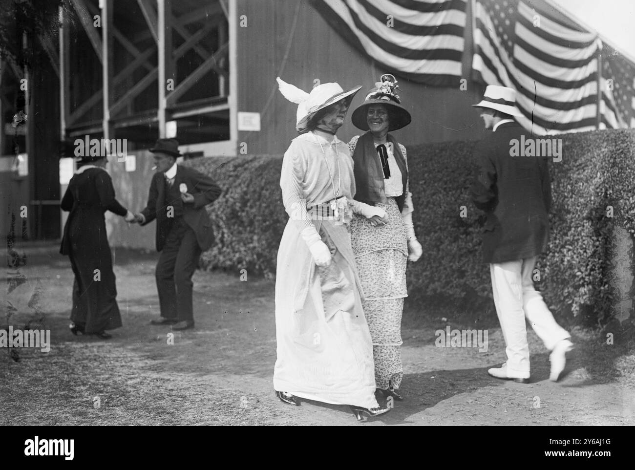 Edith Kane et MRS J. Doug. Robinson, photo montre Edith Kane et MRS J. Douglas Robinson assistant au match de polo de la Coupe Newport au Meadow Brook Field, long Island, le 14 juin 1913., le 1913 juin 14, négatifs en verre, 1 négatif : verre ; ou plus petit. Banque D'Images