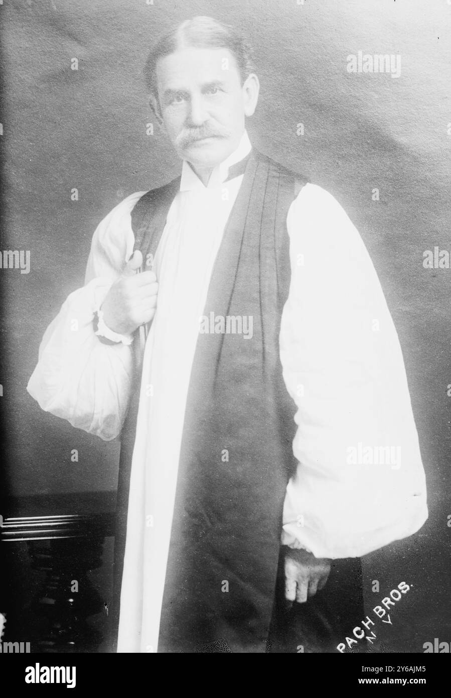 Évêque Greer, photos montrant David Hummell Greer (1844-1919), un évêque épiscopal protestant américain, entre environ 1910 et environ 1915, négatifs en verre, 1 négatif : verre ; 5 x 7 po. ou plus petit. Banque D'Images Évêque Greer, photos montrant David Hummell Greer (1844-1919), un évêque épiscopal protestant américain, entre environ 1910 et environ 1915, négatifs en verre, 1 négatif : verre ; 5 x 7 po. ou plus petit. Banque D'Images