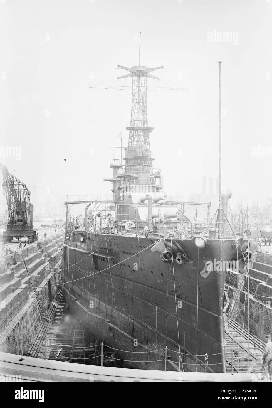 RIVADAVIA, photo montre le navire Rivadavia, construit pour la marine Argentine, en cale sèche pour réparations, possiblement au chantier naval de Charleston, Boston., vers 1913, négatifs en verre, 1 négatif : verre; 5 x 7 pouces ou plus petit. Banque D'Images