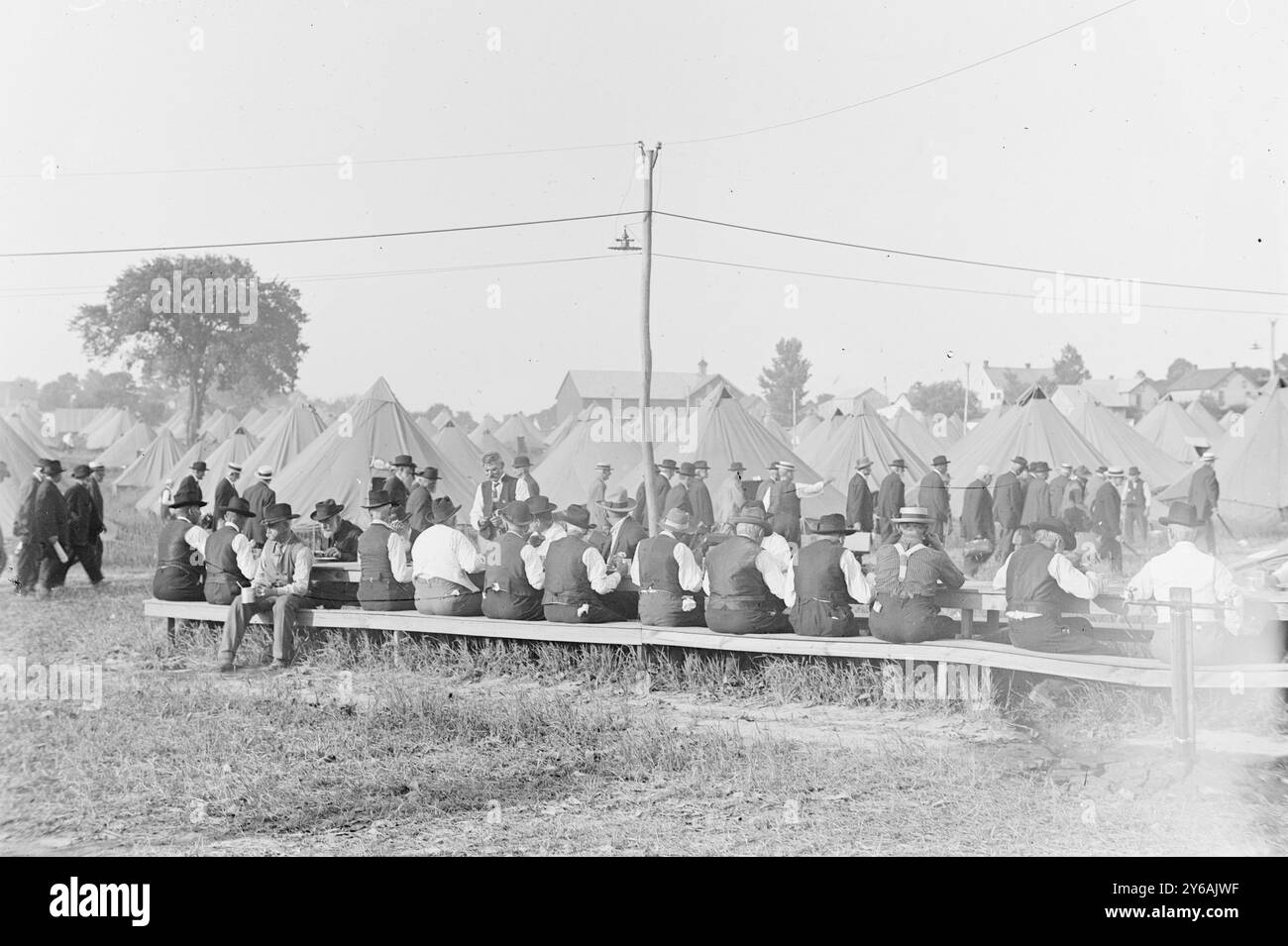 Gettysburg - vétérinaires. Au mess, photo montre la Réunion de Gettysburg (la Grande Réunion) de juillet 1913, qui a commémoré le 50e anniversaire de la bataille de Gettysburg., 1913 juillet, Gettysburg, négatifs en verre, 1 négatif : verre; 5 x 7 pouces ou plus petit. Banque D'Images