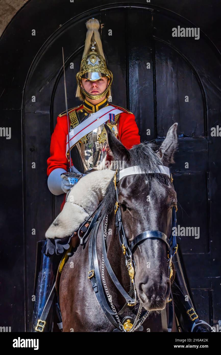 Gardes à cheval de Trooper montés en uniforme rouge Whitehall Londres Angleterre. Horse Guards est un bâtiment historique, qui abrite la cavalerie de la maison du roi. Banque D'Images