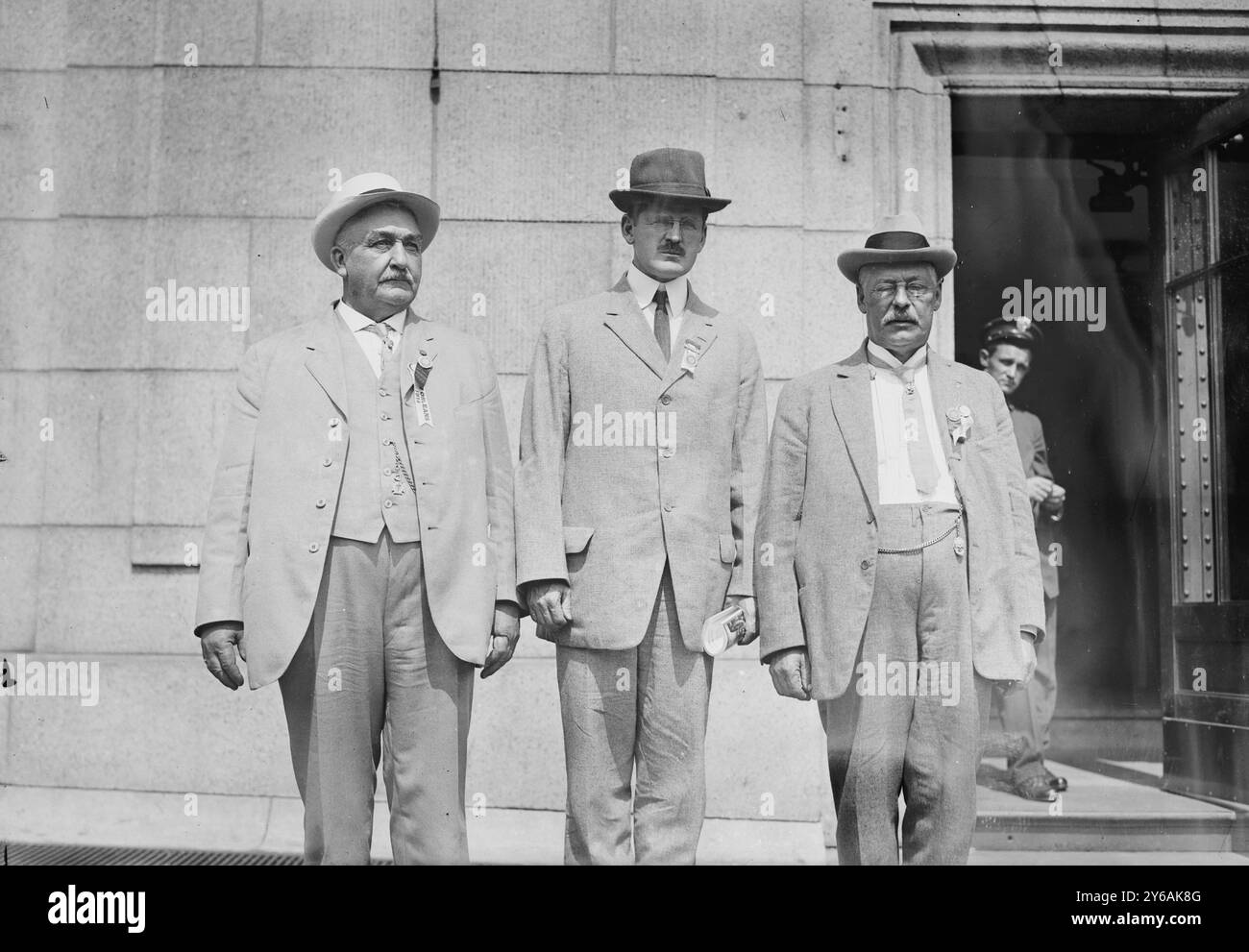 A.H. Runge, COM'R Johnson, Geo. C. Hale, photos montrent August H. Runge (1852-1921), commissaire des incendies du Dakota du Nord ; Joseph Johnson, commissaire des incendies à New York de 1911 à 1913 ; et George Thense Hale (1850-1923), chef des pompiers à Kansas City de 1882 à 1902 et inventeur de matériel de sécurité incendie., entre environ 1910 et environ 1915, négatifs en verre, 1 négatif : verre ; 5 x 7 po. ou plus petit. Banque D'Images