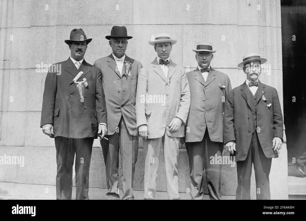 Sam B. Boyd (Knoxville), H.C. Bunker (Cin'TI), Geo. Olvanny (Dep. COM'y, N.Y.), Geo. O. Luce (Knoxville), Geo. Kelly (Bism'k), photo montrant Sam B. Boyd, chef du service d'incendie de Knoxville, Henry C. Bunker, chef du service d'incendie de Cincinnati (1912-1916), George Washington Olvany, commissaire adjoint des incendies à New York et George Kelly, pompier de Bismark., entre environ 1910 et environ 1915, négatifs en verre, 1 négatif : verre ; 5 x 7 po. ou plus petit. Banque D'Images