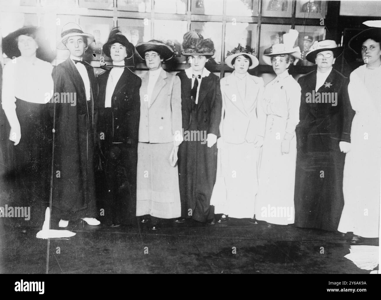 Chicago PoliceWomen, photo montre dix policières nouvellement nommées, Chicago, Illinois. Ce sont (de gauche à droite) MM. Anna Loucks, Mlle Clara Olsen, Mlle Fannie Willsey, Mlle Margaret Wilson, MRS L. C. Parks, MRS Margaret Butler, MRS Alice Clement, MRS Emma F. Neukon, MRS T. D. Meder (superviseur) et Gertrude Howe Britton (superviseur), 1913 août 5, Glass négatifs, 1 négatif : Glass ; 5 x 7 in. ou plus petit. Banque D'Images