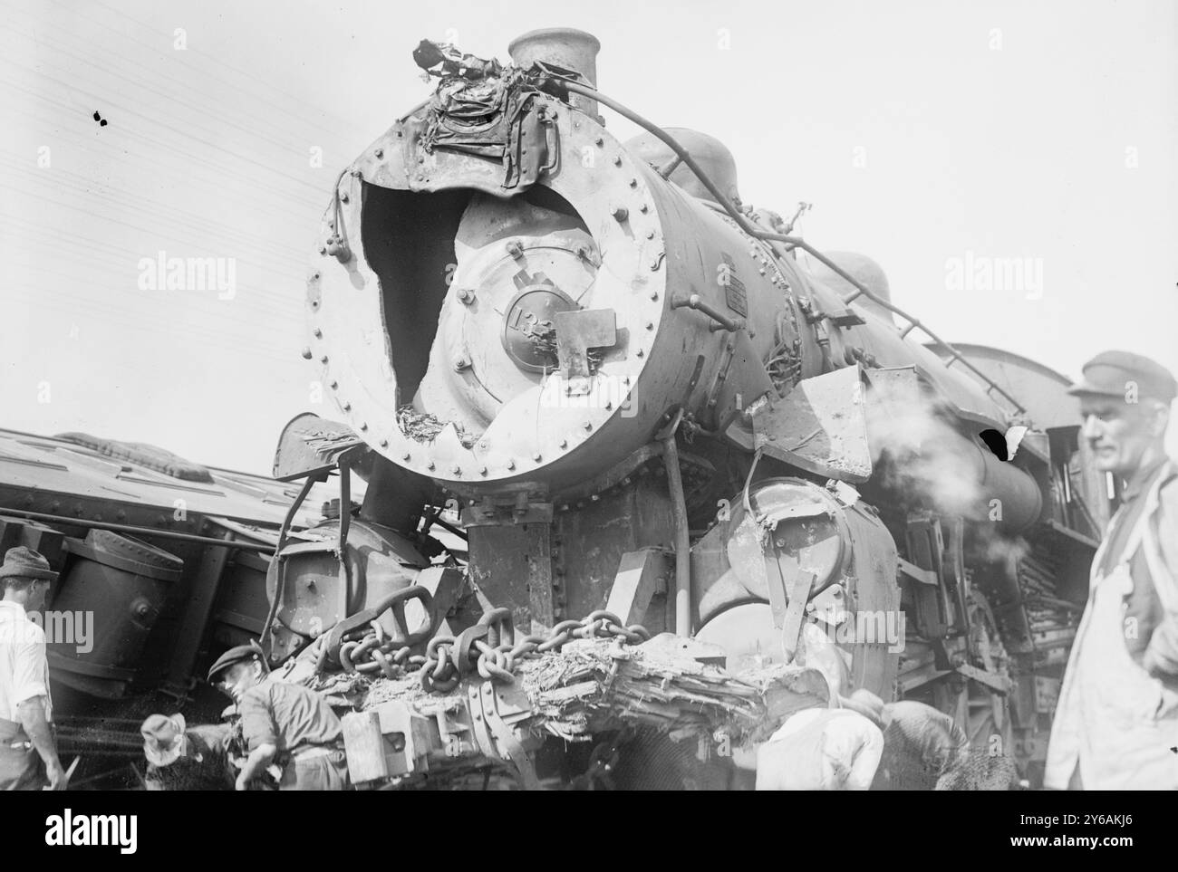 Moteur qui a fait naufrage d'un train à New Haven, la photographie montre un moteur naufragé après un accident de chemin de fer dans lequel le White Mountain Express s'est écrasé à travers deux wagons du Bar Harbor Express, au nord de New Haven, Connecticut, le 2 septembre 1913., le 1913 septembre 2, négatifs en verre, 1 négatif : verre; 5 x 7 pouces ou plus petit. Banque D'Images