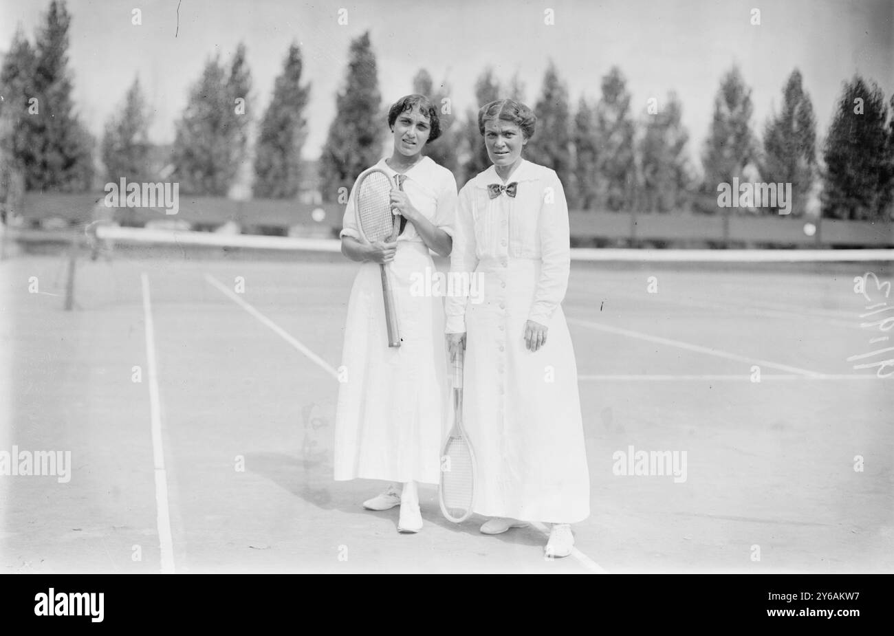 Mlle Cassell et MM. Marshall McLean, photos montrant les championnes de tennis Clare Cassell et MM. Marshall McLean au tournoi féminin en simple du Montclair Athletic Club à Montclair, N.J., 1913 septembre 19, Glass négatifs, 1 négatif : Glass; 5 x 7 pouces ou plus petit. Banque D'Images