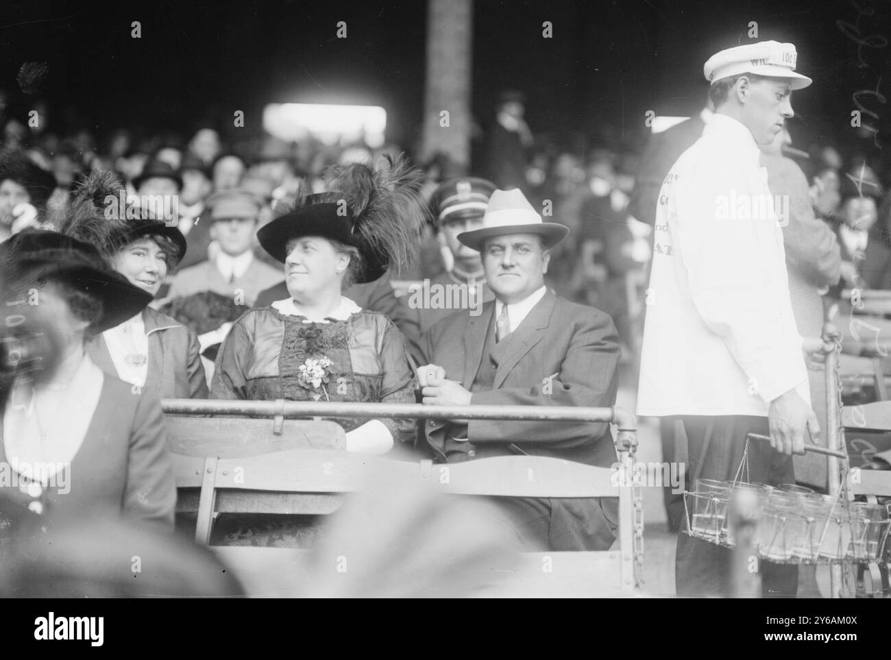 Gov. Tener & Wife, photo montre le gouverneur de Pennsylvanie John Kinley Tener (1863-1946) et sa femme Harriet au deuxième match de la série mondiale de 1913 entre les Athletics de Philadelphie et les Giants de New York, qui a eu lieu le 8 octobre 1913, au Shibe Park à Philadelphie, Pennsylvanie., 1913 octobre 9, Glass négatifs, 1 négatif : Glass; 5 x 7 pouces ou plus petit. Banque D'Images