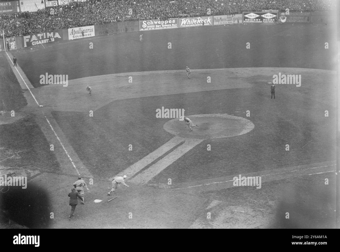 Joueur non identifié, New York NL, Bunts contre l'athlétisme dans le 3e match de la série mondiale 1913 au Polo Grounds (baseball), 1913 oct. 9, négatifs en verre, 1 négatif : verre ; 5 x 7 po. ou plus petit. Banque D'Images